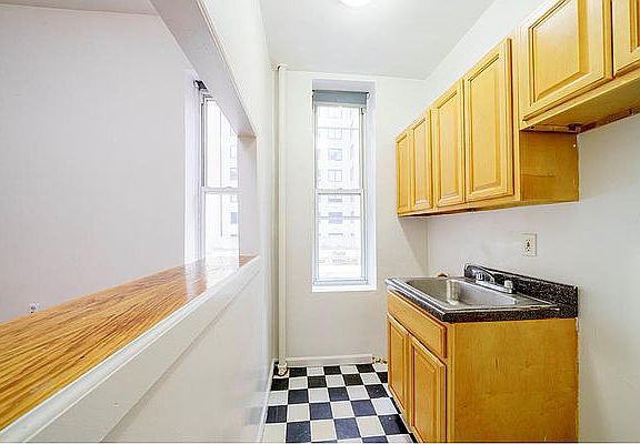 3rd image of 133 E 84th St APT 2D