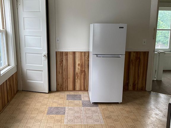 2nd image of 918 Hess Ave #2