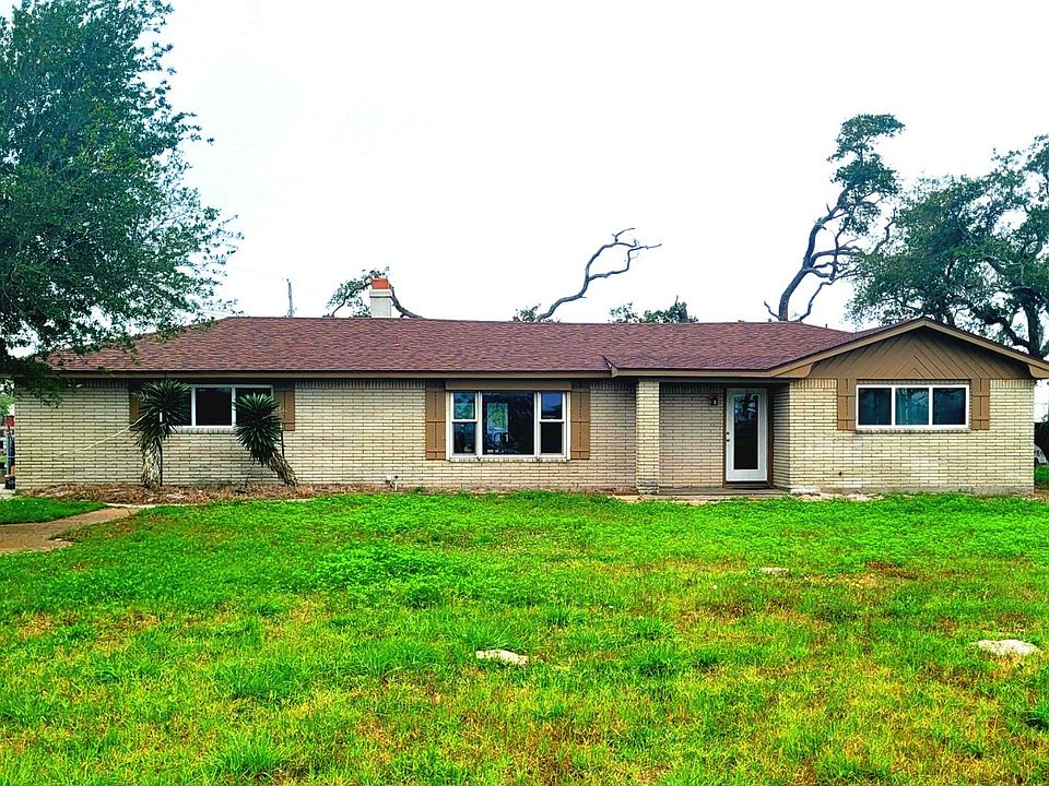 1st image of 220 Club Lake Dr