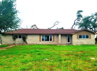 220 Club Lake Dr, Rockport, TX 78382