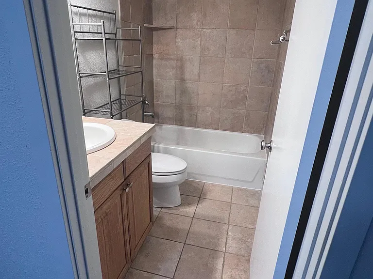 1715 Franklin St #B — Photo 10
