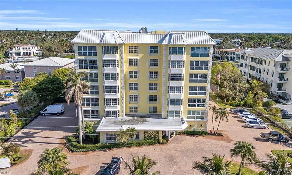 1900 Gulf Shore Blvd N #304