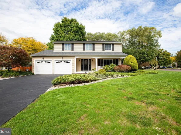 2 Pinehurst Ct, Hamilton, NJ 08690