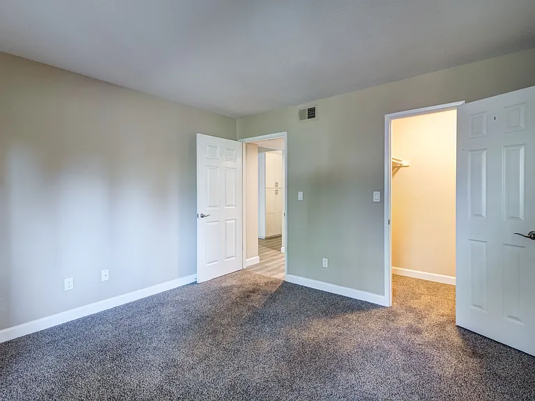 Round Hill Creek Apartments — Photo 14