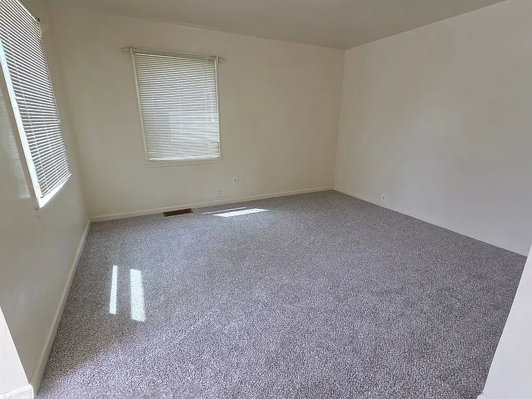 103 E Center St — Photo 8