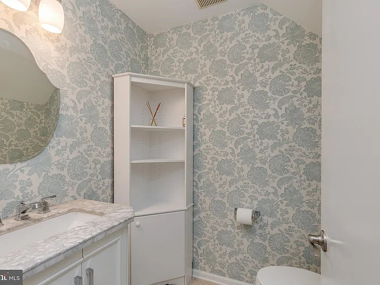 3704 Fenwick Ln — Photo 17