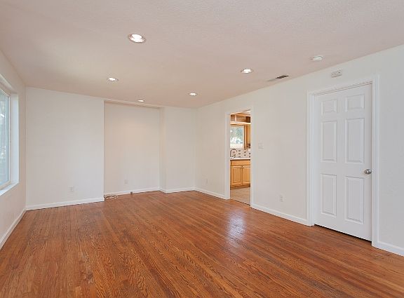2nd image of 1910 Newport Ave