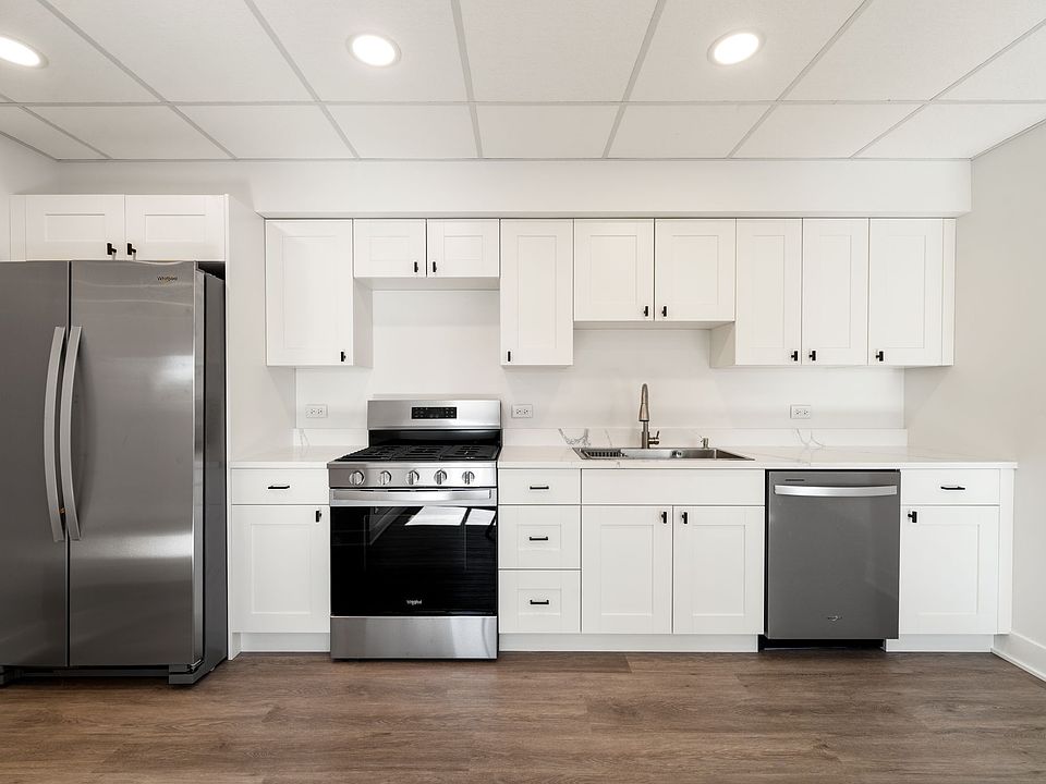 Modern NEW Kitchen -
Dishwasher, Gas Stove, Huge Fridge, large sink