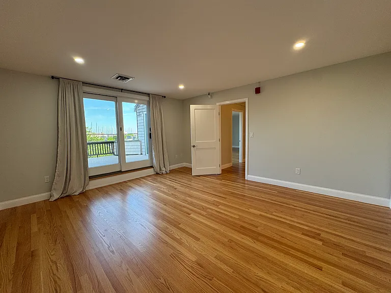 198 Thames St #6 — Photo 11