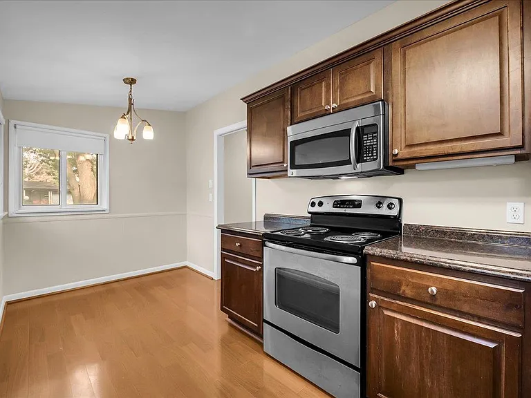 24240 Beverly St — Photo 10