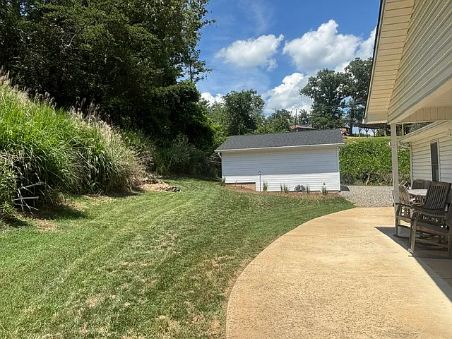 142 Reems Creek Rd — Photo 37