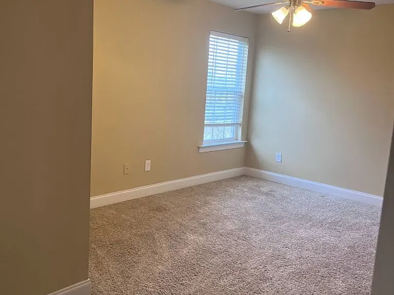 415 Fernhurst Ln — Photo 9