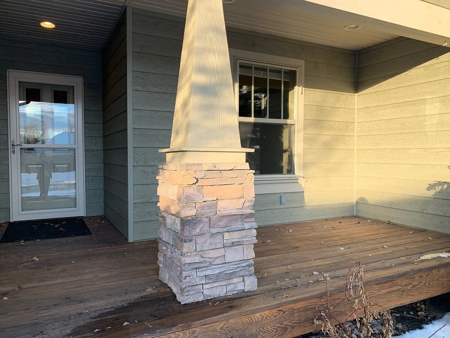 3 Bedrooms 2 Bathrooms House - Centrally Located - Brand New Floors — Photo 2
