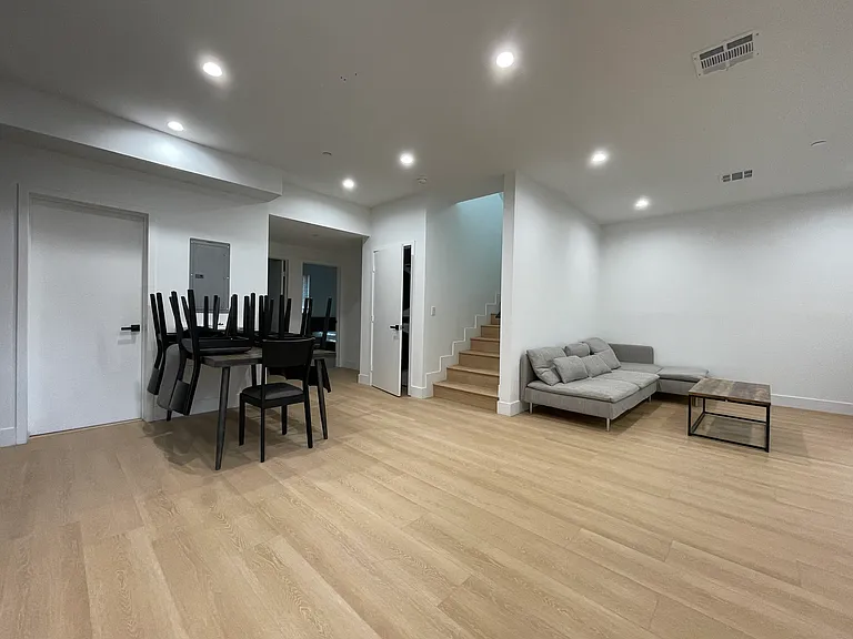 1340 W 37th St #1342-1/4 — Photo 24