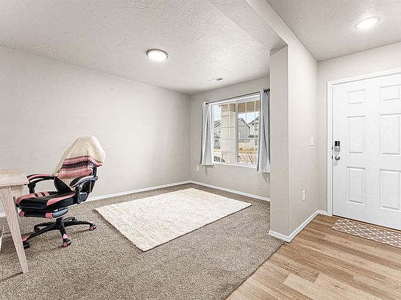 4th image of 302 Black Onyx Ave