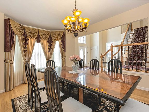 5th image of 18 Sherwood Dr