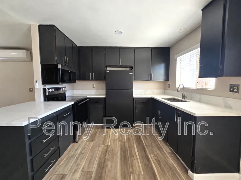 3 bed, 2.0 bath, 1400 sqft, $3,495 — Photo 2