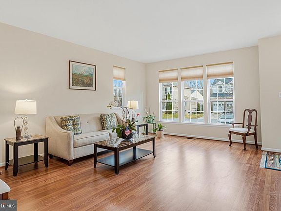 3rd image of 8876 Paddock Ln