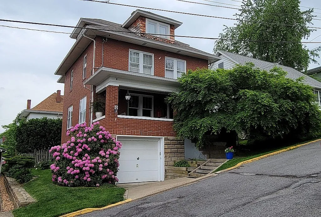 445 Linden St photo 1