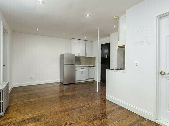 4th image of 330 W 84th St