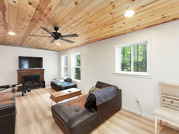 4th image of 312 Meeks Rd
