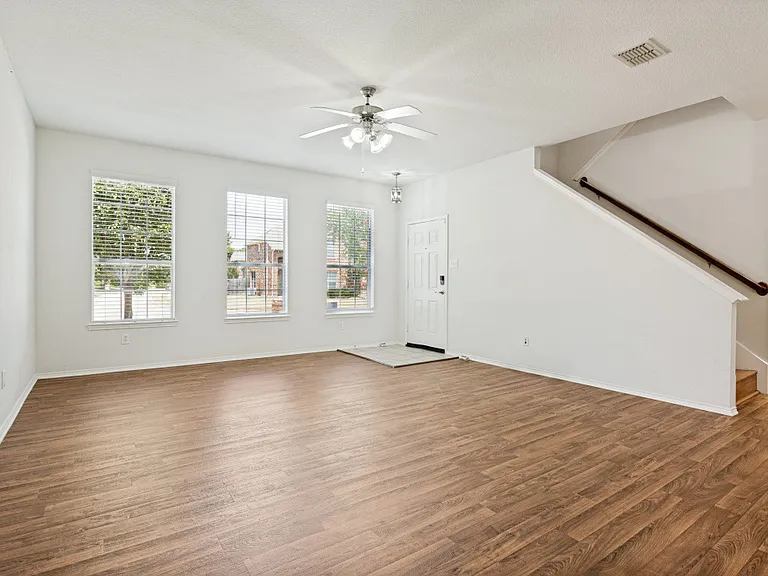 925 Jamie Dr — Photo 3