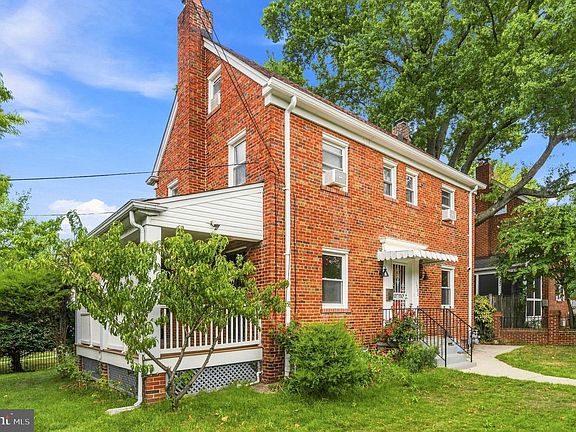 3rd image of 1700 Douglas St NE