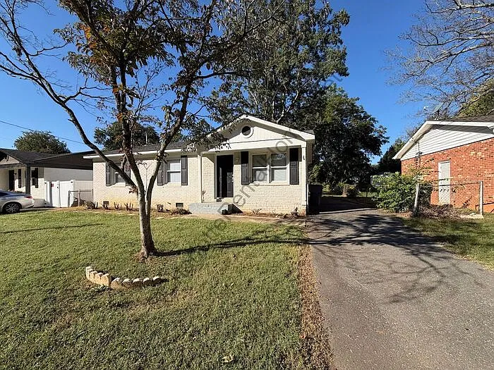 3 bed, 1.0 bath, 1000 sqft, $1,500 — Photo 2