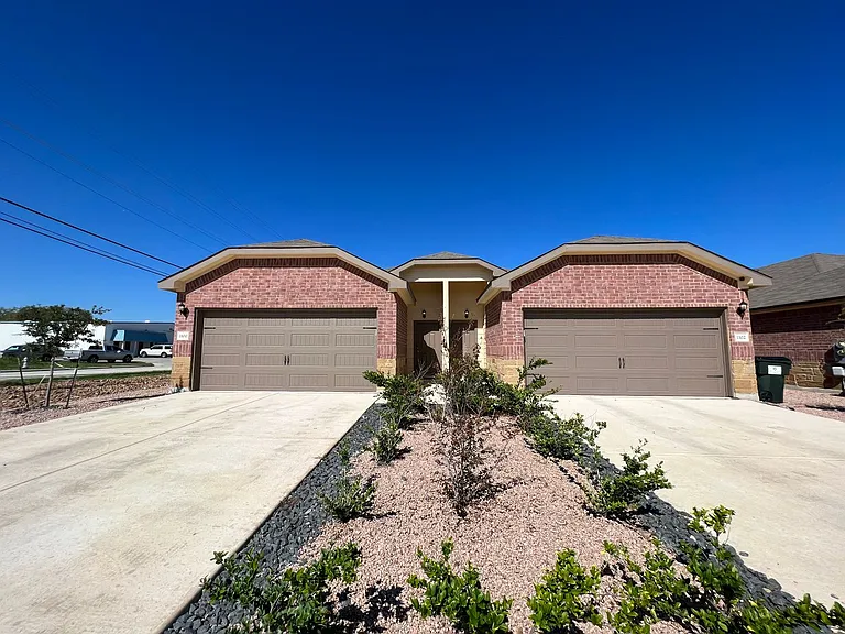 1102 Renee Way — Photo 3