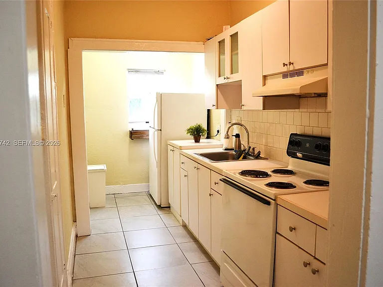 1661 SW 13th St #3 — Photo 13