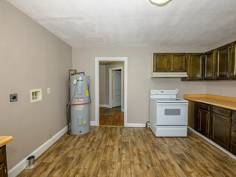 514 Henry St — Photo 11