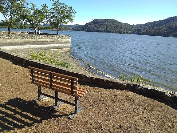 Lake-front Benches, Redbud Park