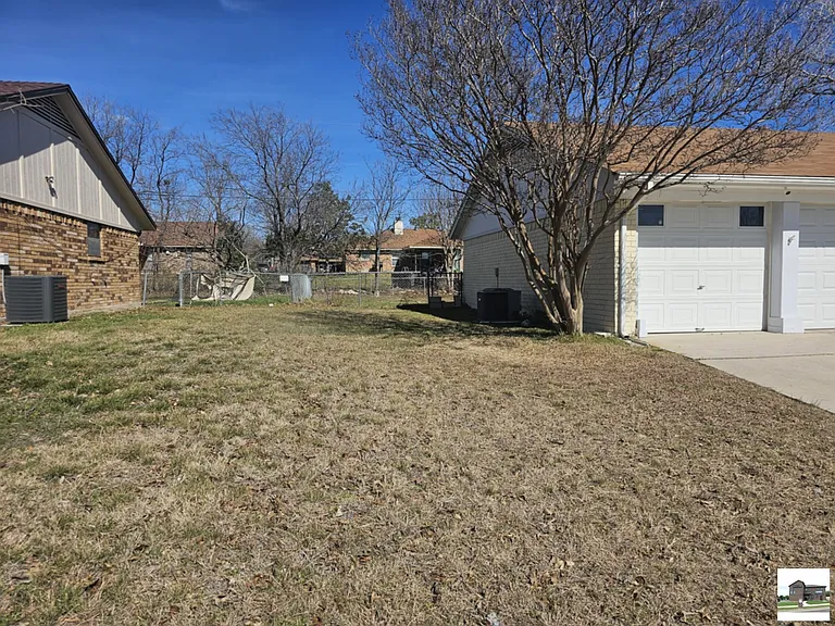 211 E Hogan Dr — Photo 11