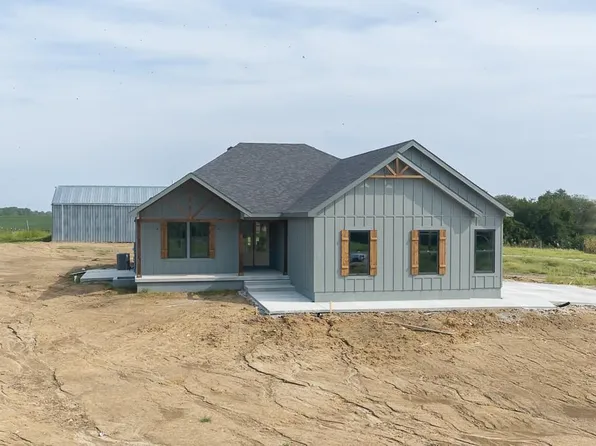 18814 Hollingsworth Rd, Tonganoxie, KS 66086