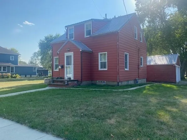 809 S 6th St, Osage, IA 50461