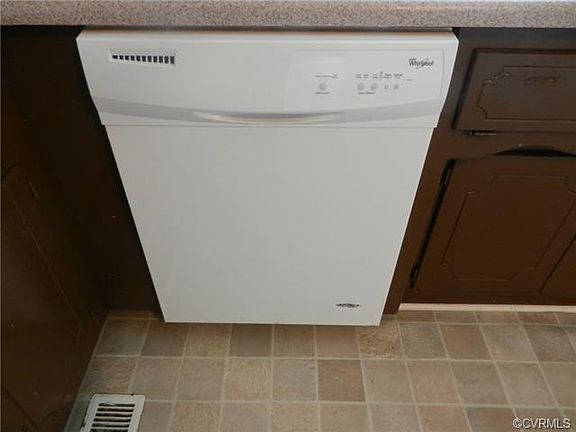 5th image of 1843 New Lincoln Cir