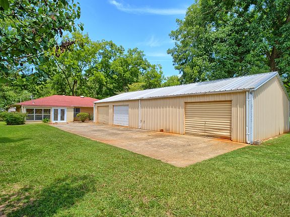 4th image of 731 Pecan Estates Loop