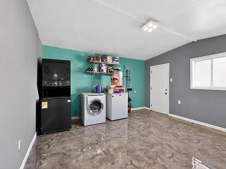 4045 C St — Photo 34