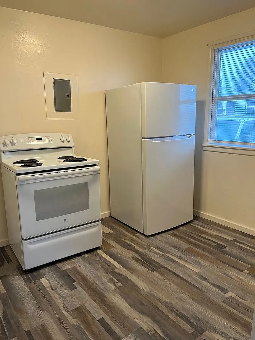 Beautifully Remodeled 1 Bedroom Available — Photo 1