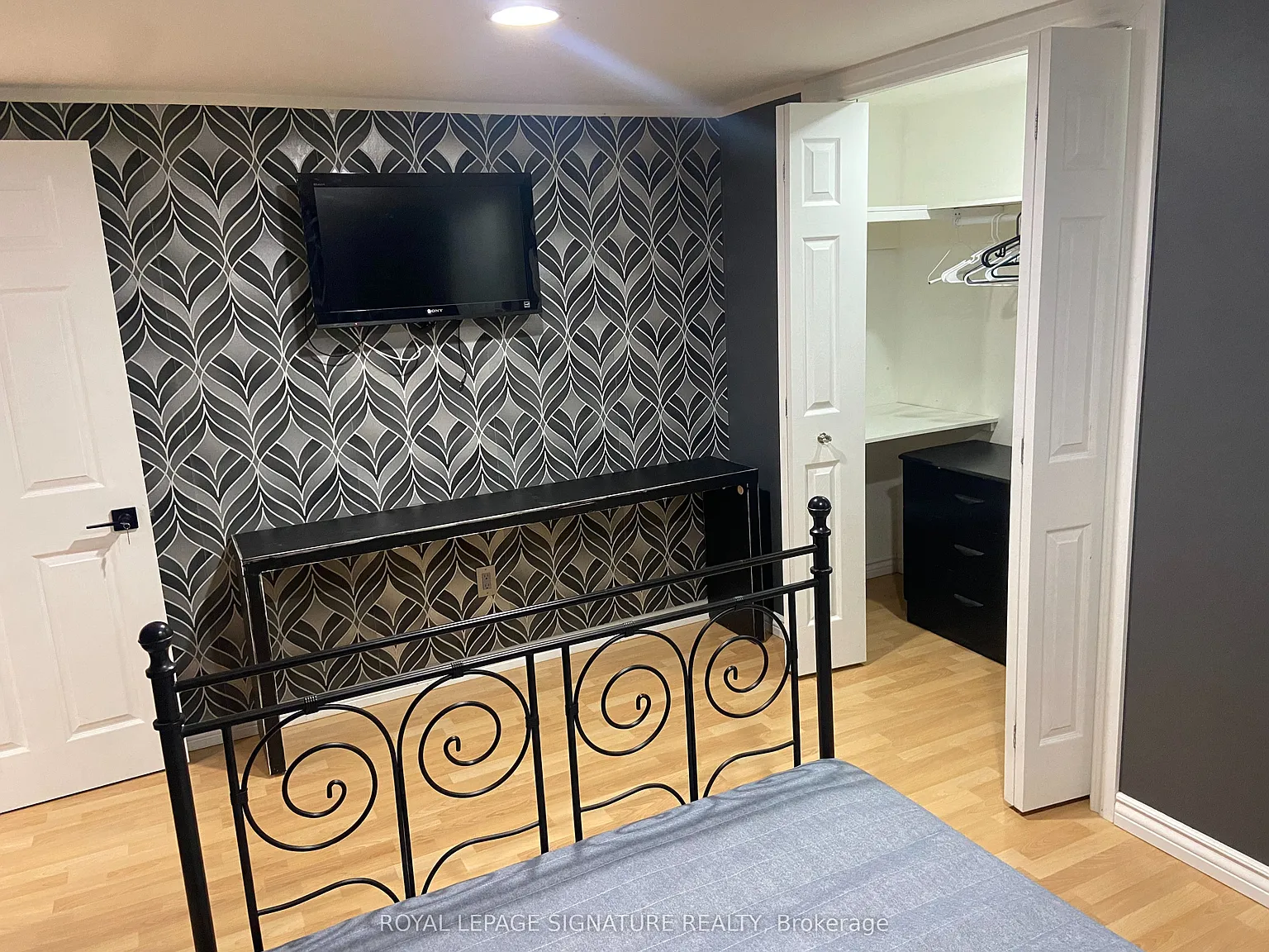 8 bed, $900 — Photo 2