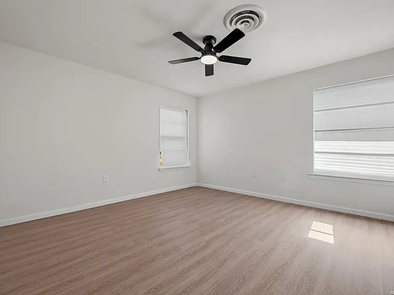 209 Windcrest Dr — Photo 15