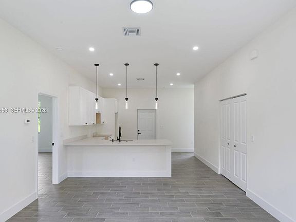 4th image of 710 Peacock Ave