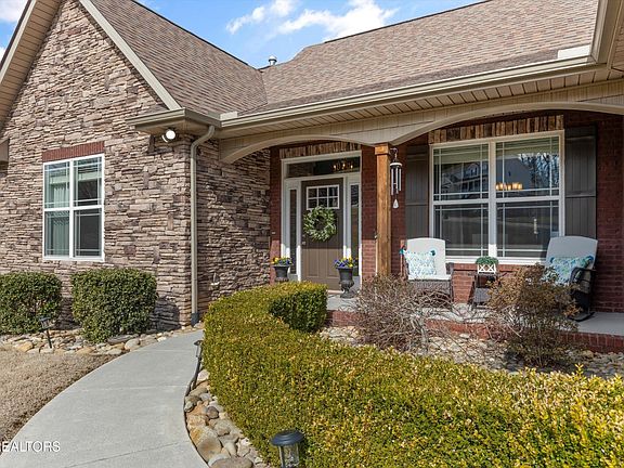 4th image of 647 Calthorpe Ln