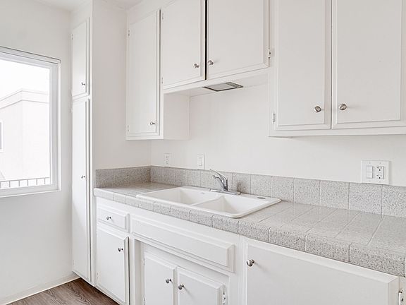 5th image of 4736 Point Loma Ave #4