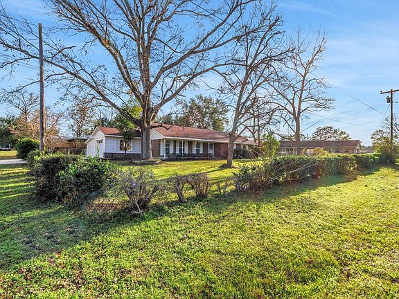 3rd image of 20 Woods Ln