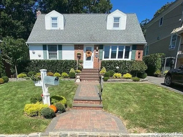 158 Sampson Avenue, Albertson, NY 11507