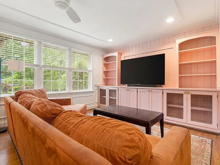 1110 Cherry Dr — Photo 3