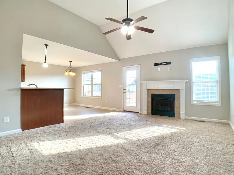 842 Shelton Cir — Photo 2