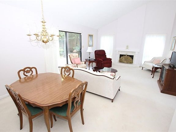 3rd image of 990 Oakwood Ln