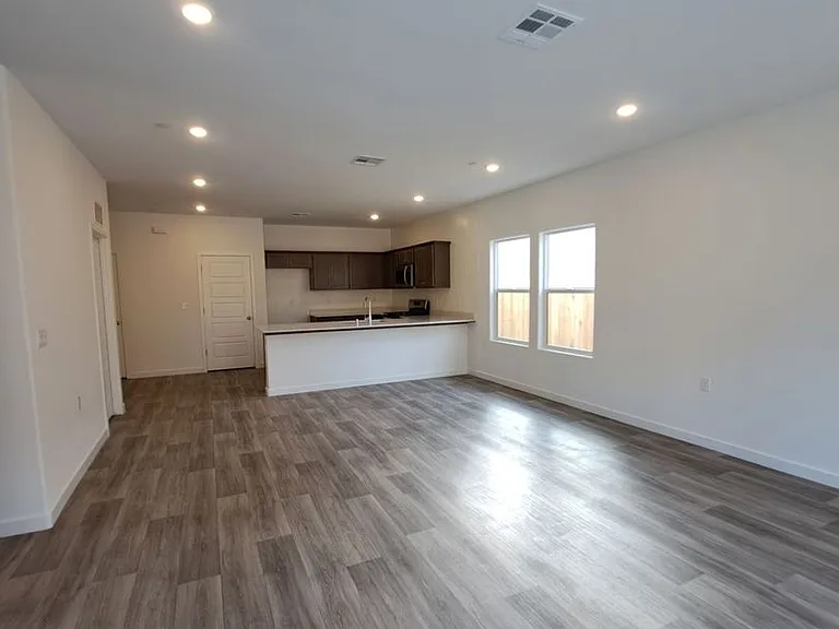 7046 W Willis Ave — Photo 6